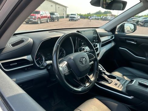Used 2020 Toyota Highlander XLE AWD/4WD image 2