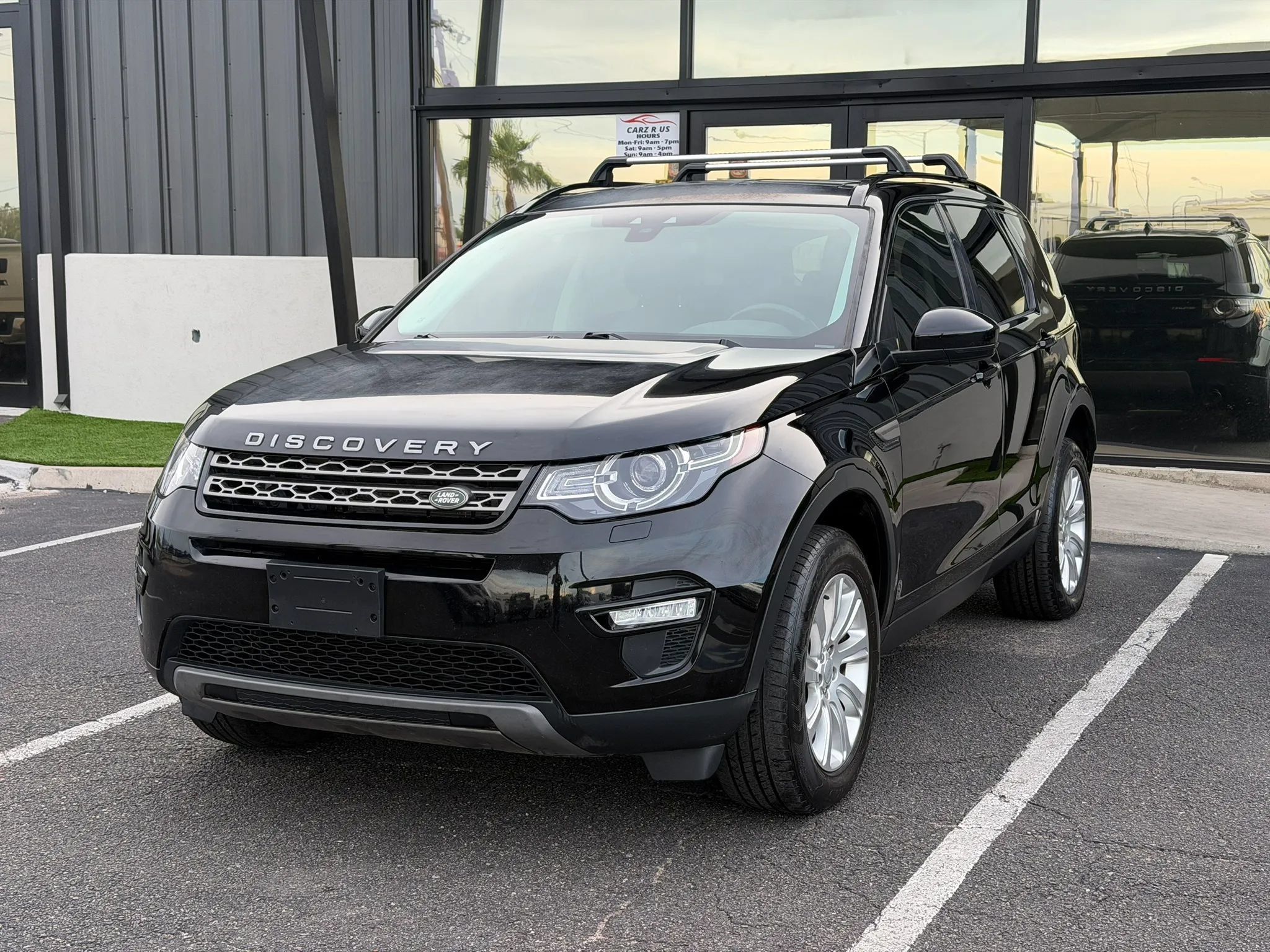 Used 2018 Land Rover Discovery Sport SE AWD/4WD image 2