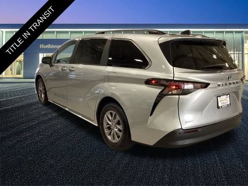 Used 2025 Toyota Sienna XLE FWD image 3