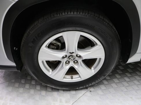 Certified 2025 Toyota Highlander LE image 4