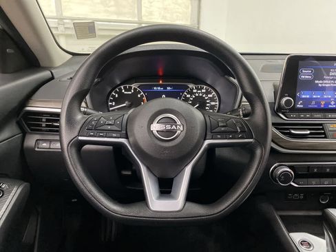 Used 2025 Nissan Altima 2.5 SV FWD image 19