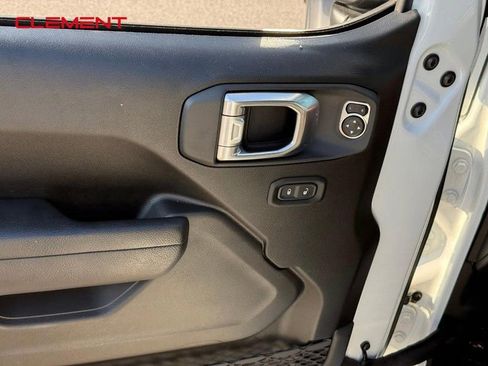 Used 2024 Jeep Gladiator Rubicon w/ Convenience Group AWD/4WD image 13