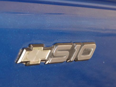 Used 2000 Chevrolet S10 Pickup LS w/ Preferred Equipment Group image 3