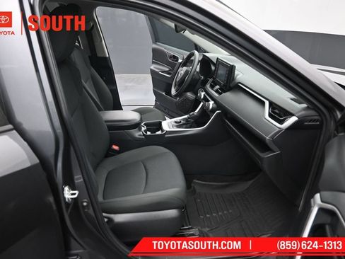 Used 2021 Toyota RAV4 LE AWD/4WD image 29