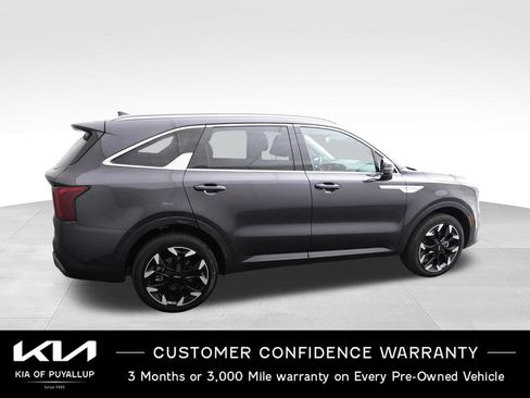 Certified 2025 Kia Sorento EX w/ Panoramic Sunroof Package AWD/4WD image 4
