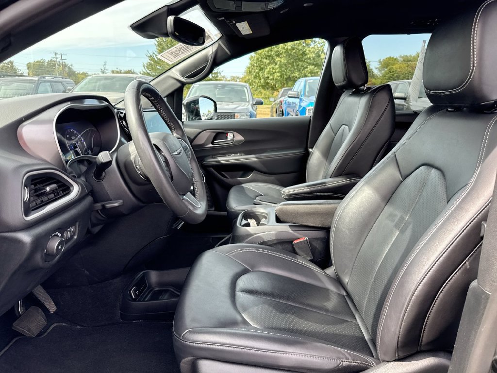 Used 2025 Chrysler Pacifica Select FWD image 19