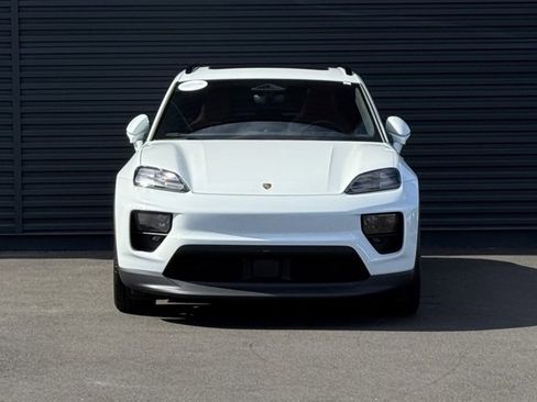 Certified 2025 Porsche Macan Electric image 10