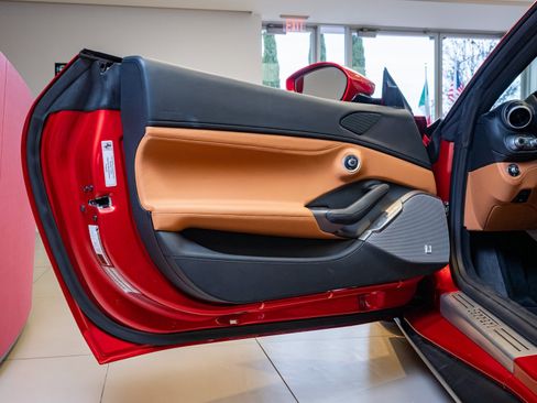 Used 2022 Ferrari Portofino M image 8