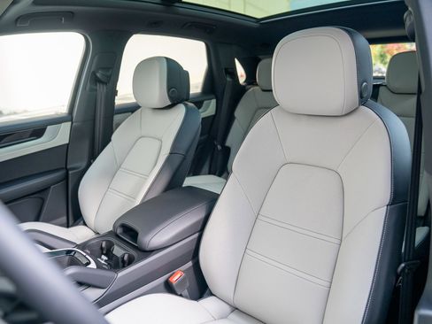 Certified 2026 Porsche Cayenne AWD/4WD image 5