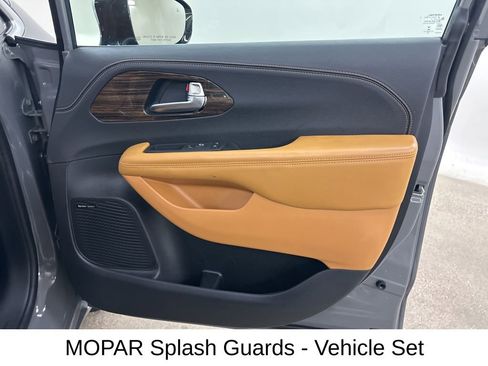 Used 2023 Chrysler Pacifica Pinnacle w/ Trailer Tow Group image 21