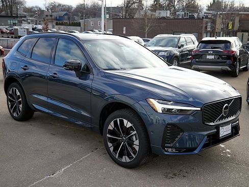 New 2026 Volvo XC60 B5 Plus w/ Protection Package Premier image 4