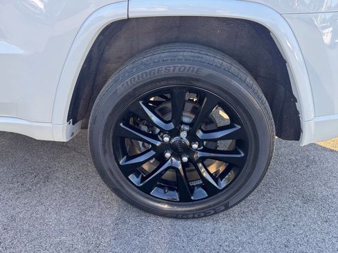 Used 2018 Jeep Grand Cherokee Altitude image 10