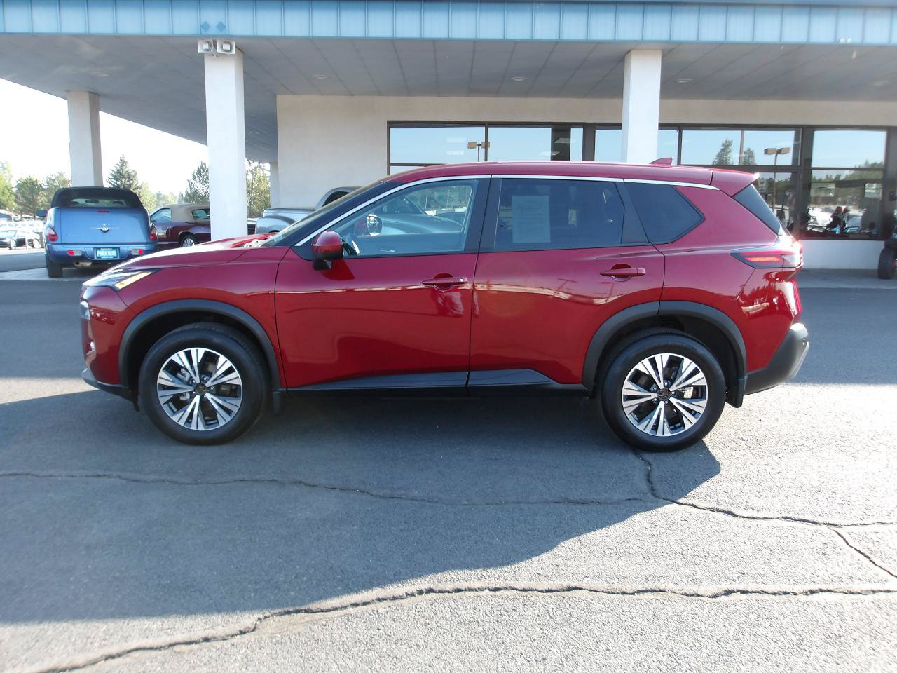 Used 2023 Nissan Rogue SV AWD/4WD image 2