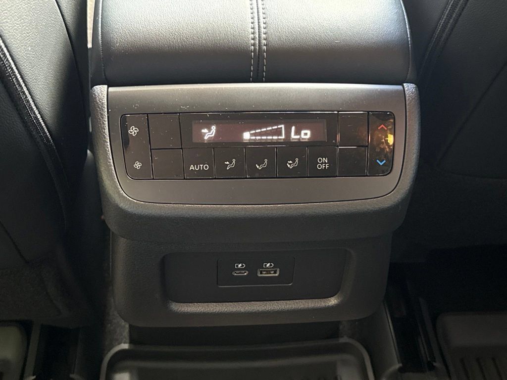 Used 2023 Nissan Pathfinder SL AWD/4WD image 35