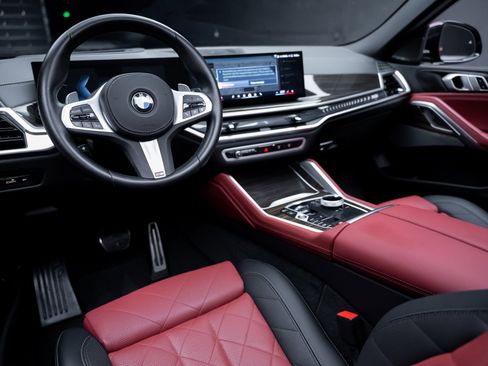Used 2025 BMW X6 xDrive40i w/ Executive Package image 2
