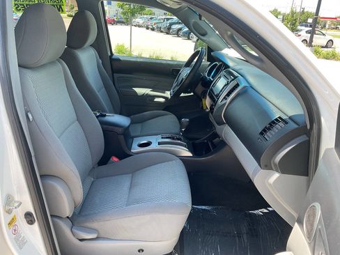 Used 2014 Toyota Tacoma 4x4 Double Cab w/ SR5 Package image 40