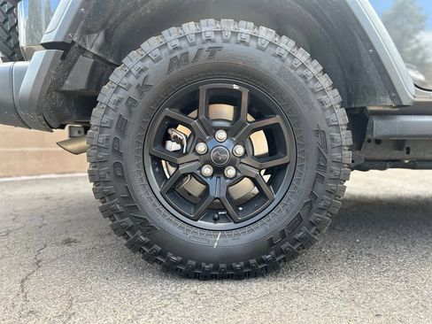 Used 2018 Jeep Wrangler Unlimited Rubicon w/ LED Lighting Group AWD/4WD image 4