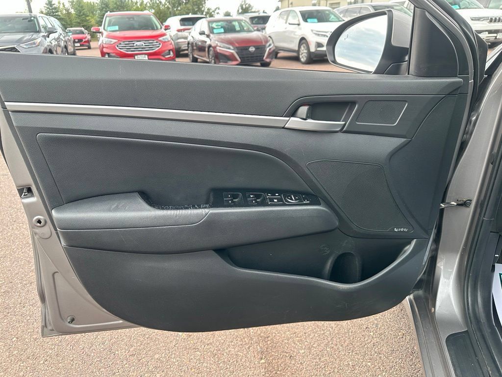 Used 2020 Hyundai Elantra Limited w/ Cargo Package (C1) FWD image 12