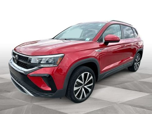 Used 2022 Volkswagen Taos SE w/ Panoramic Sunroof Package FWD image 4