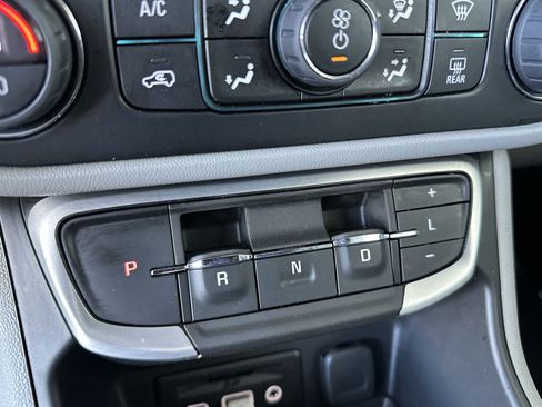 Used 2024 GMC Terrain SLT image 23