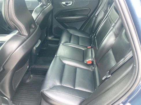 Used 2019 Volvo XC60 T5 Momentum w/ Premium Package image 9