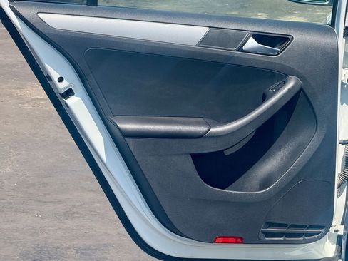 Used 2017 Volkswagen Jetta S image 8