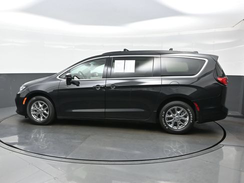 Used 2022 Chrysler Pacifica Touring-L FWD image 4