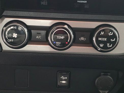 Used 2016 Toyota Tacoma SR image 28