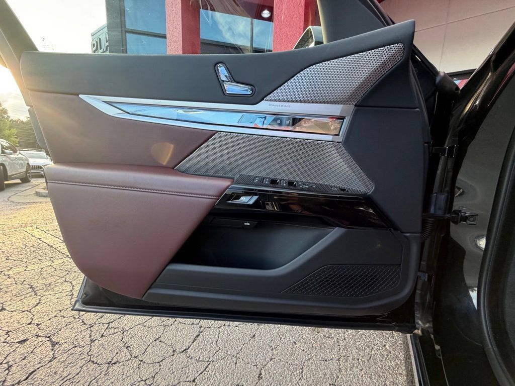 Used 2023 BMW i7 xDrive60 AWD/4WD image 12