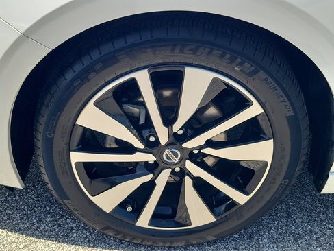 Used 2023 Nissan Sentra SV w/ SV Premium Package FWD image 6
