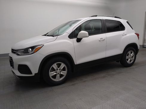 Used 2022 Chevrolet Trax LT w/ LT Convenience Package image 2