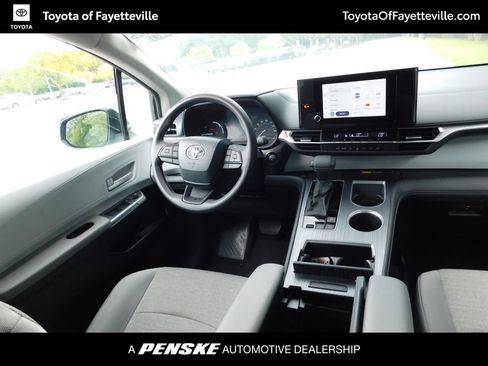 Used 2026 Toyota Sienna LE FWD image 6