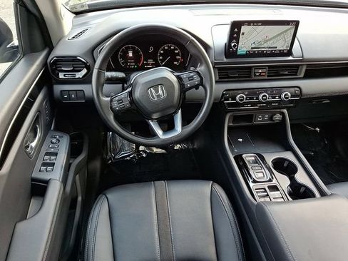 Certified 2025 Honda Pilot Touring image 12