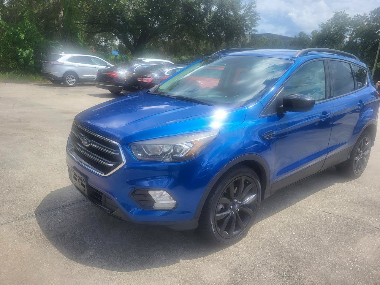 Used 2019 Ford Escape SE w/ SE Sport Appearance Package AWD/4WD image 3