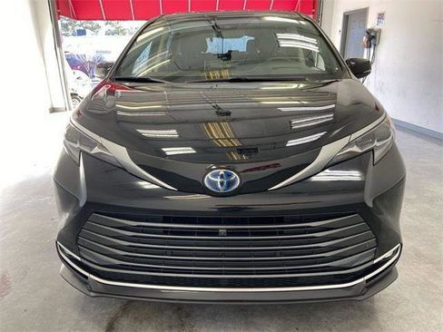 Certified 2024 Toyota Sienna Platinum image 12