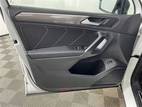 Used 2022 Volkswagen Tiguan SE R-Line image 16