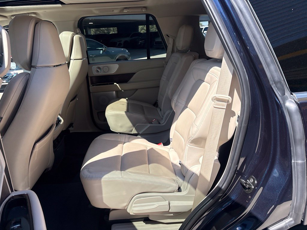 Used 2021 Lincoln Navigator Reserve w/ Luxury Package RWD image 19
