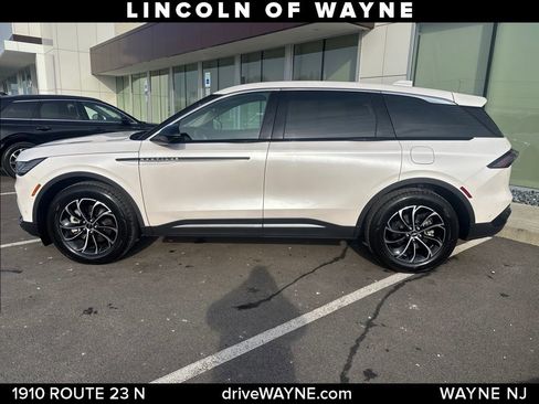 Used 2024 Lincoln Nautilus Premier image 2