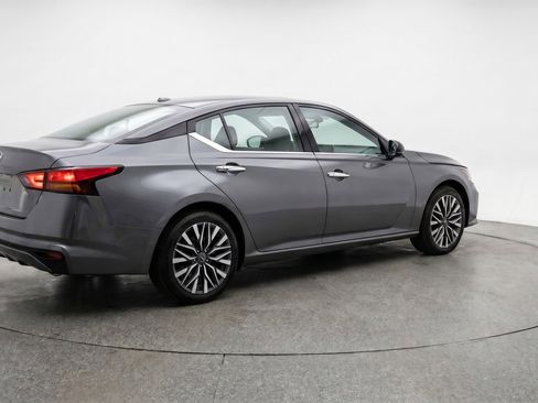 Used 2025 Nissan Altima 2.5 SV FWD image 9
