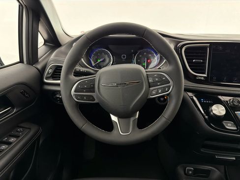 Used 2026 Chrysler Pacifica Select FWD image 18