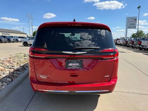 Used 2026 Chrysler Pacifica Select AWD/4WD image 7