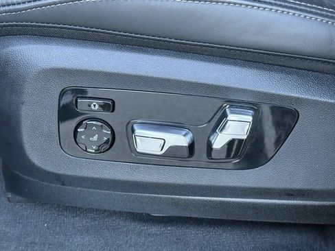 Used 2025 BMW X7 M60i w/ Climate Comfort Package image 20