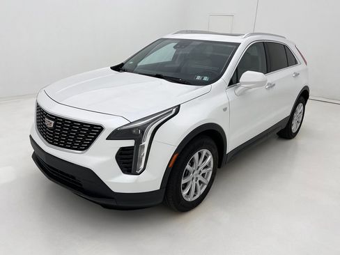 Used 2022 Cadillac XT4 Luxury w/ Cold Weather Package AWD/4WD image 4