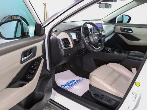 Used 2023 Nissan Rogue SV w/ SV Premium B Package FWD image 3