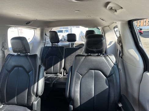 Used 2023 Chrysler Pacifica Touring-L FWD image 44
