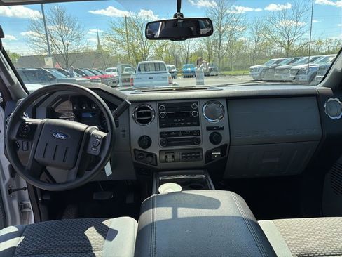 Used 2015 Ford F250 XLT w/ XLT Interior Package image 5