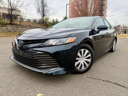 Used 2019 Toyota Camry LE image 2