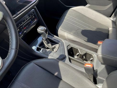 Used 2023 Volkswagen Tiguan SE w/ Panoramic Sunroof Package image 18