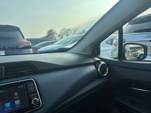 Used 2025 Nissan Versa SV image 33