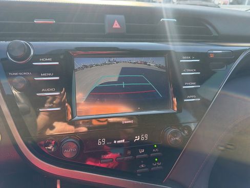 Used 2020 Toyota Camry LE image 10